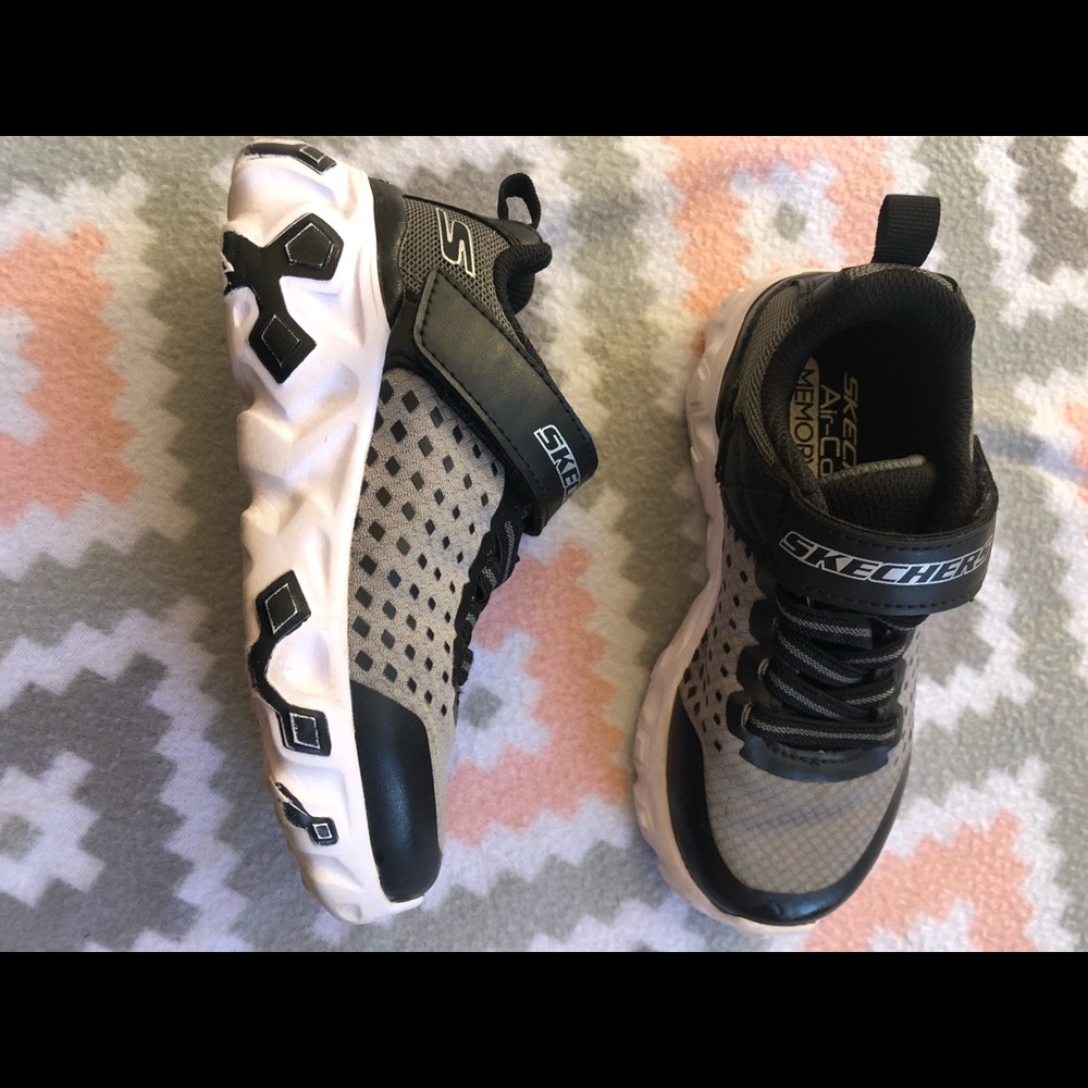 1x Host pick 💫🖤🍾 Kids sketchers size 11